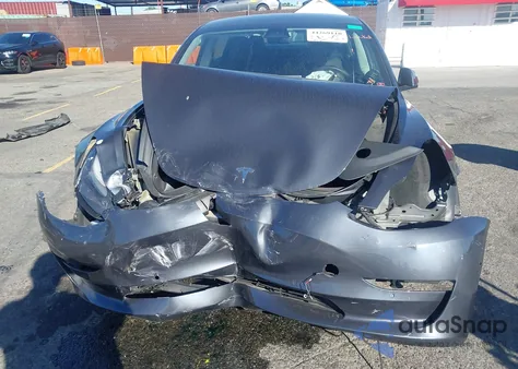 2021 Tesla Model 3 Standard Range Plus Rear-Wheel Drive z USA, uszkodzony, nr VIN 5YJ3E1EA5MF075287